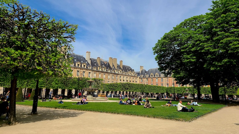 Mild weather and longer days bring out the neighborhood to enjoy public green spaces in Paris in April. 