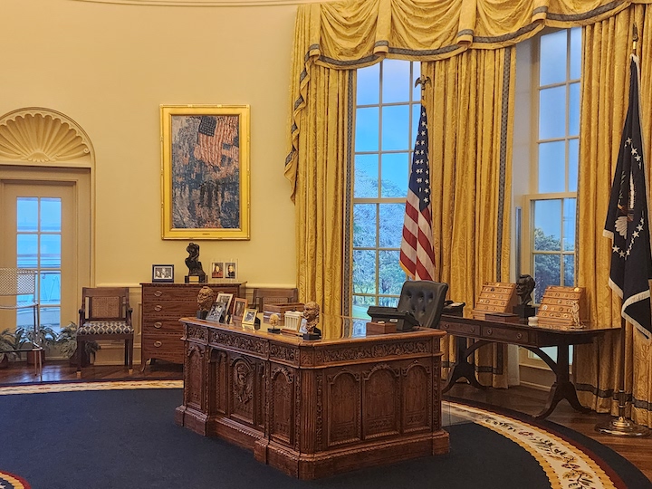 Replica of the Oval Office at the Clinton Presidential Library and Museum